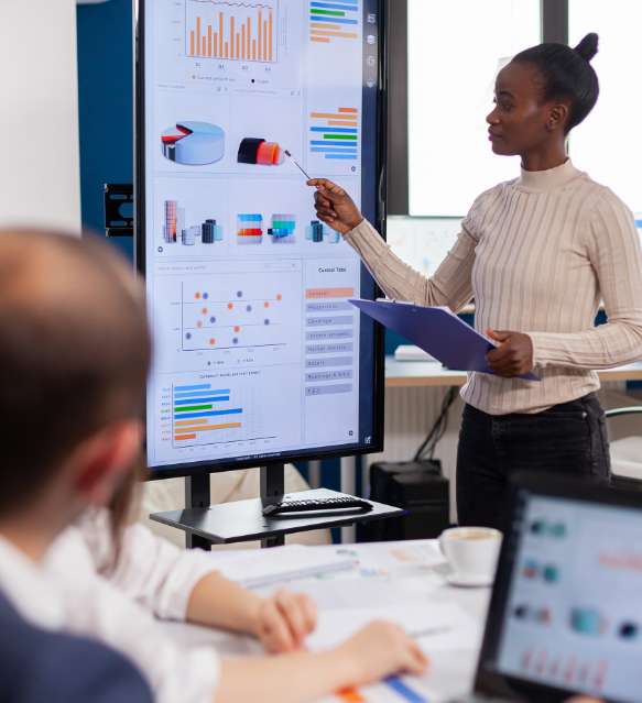 Präsentation am großen Touch-Display im Besprechungsraum