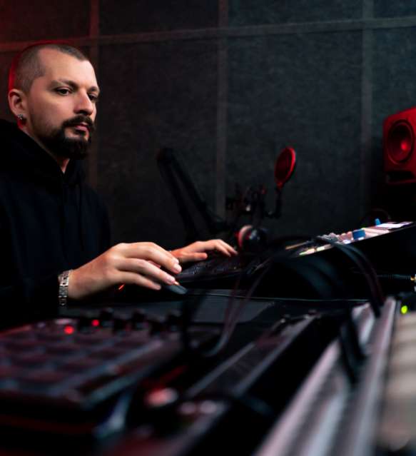 Techniker an einem Mischpult im Studio
