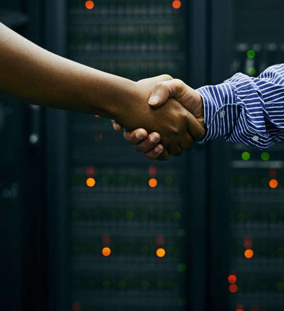 Handschlag vor Serverschränken