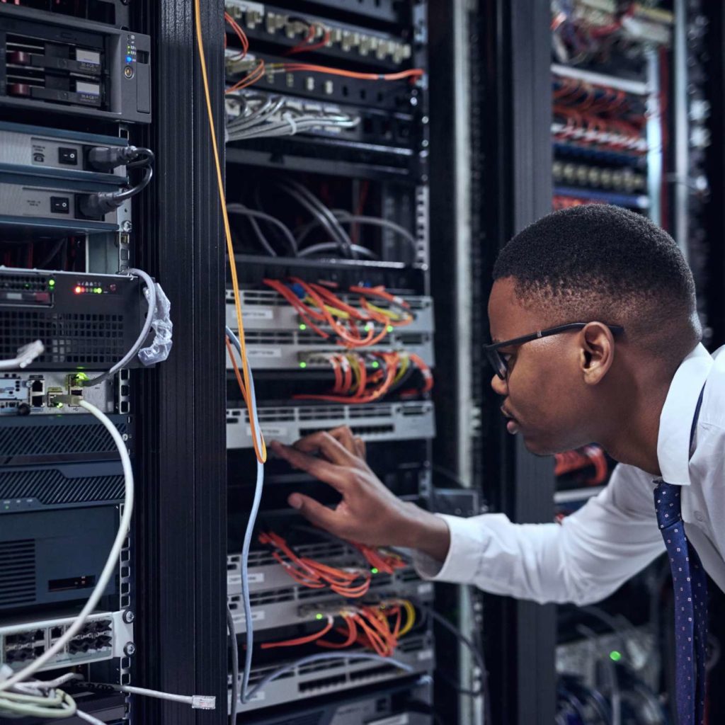 Techniker arbeitet an einem Server-Rack
