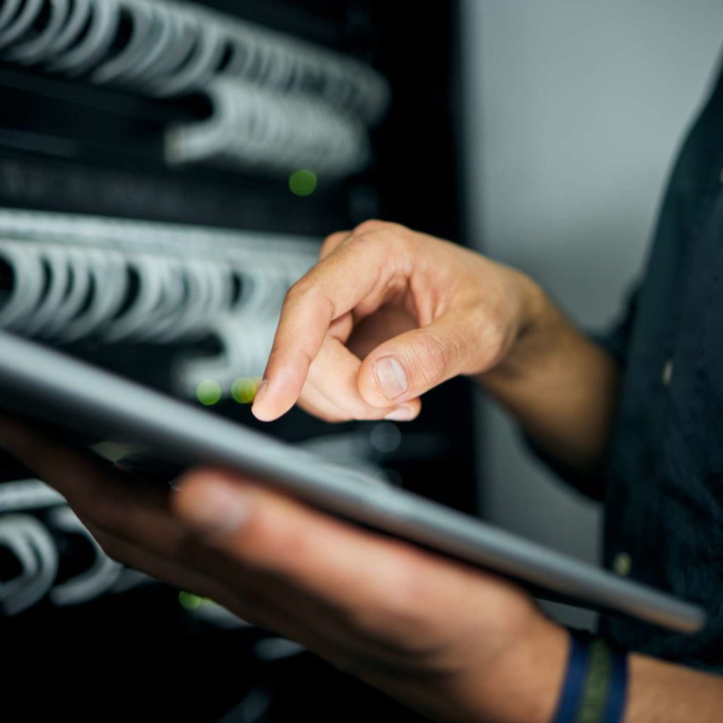 Techniker mit Tablet in einem Serverraum