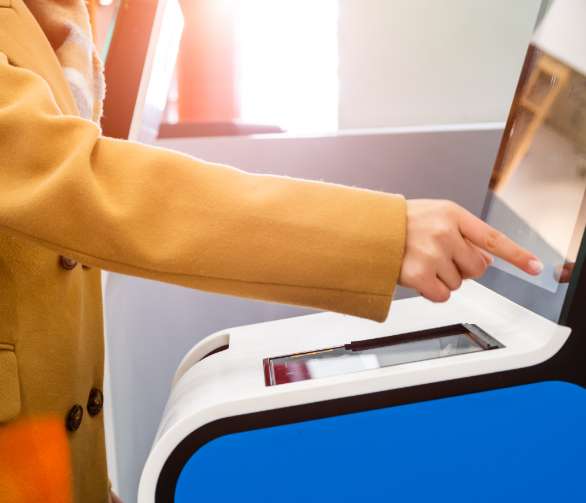Person bedient ein Self-Service-Terminal