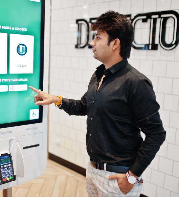 Kunde bestellt an einem Touch-Kiosk